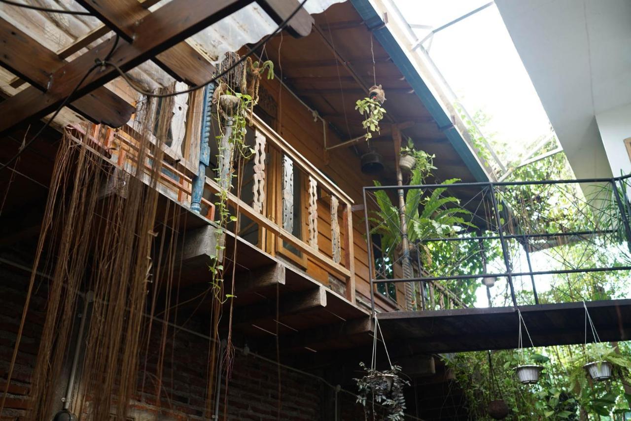 Happy House Bnb Bromo Backpacker Probolinggo Exterior foto